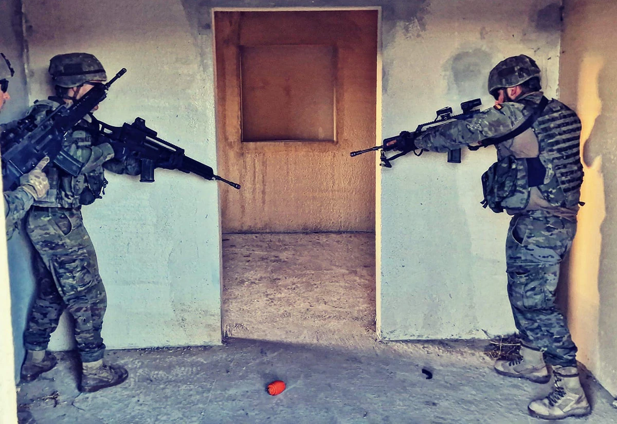 El fusil de asalto del soldado de la derecha combina visor de punto rojo y magnificador, mientras que el de la izquierda cuenta con visor hologrfico. Foto: Ejrcito de Tierra
